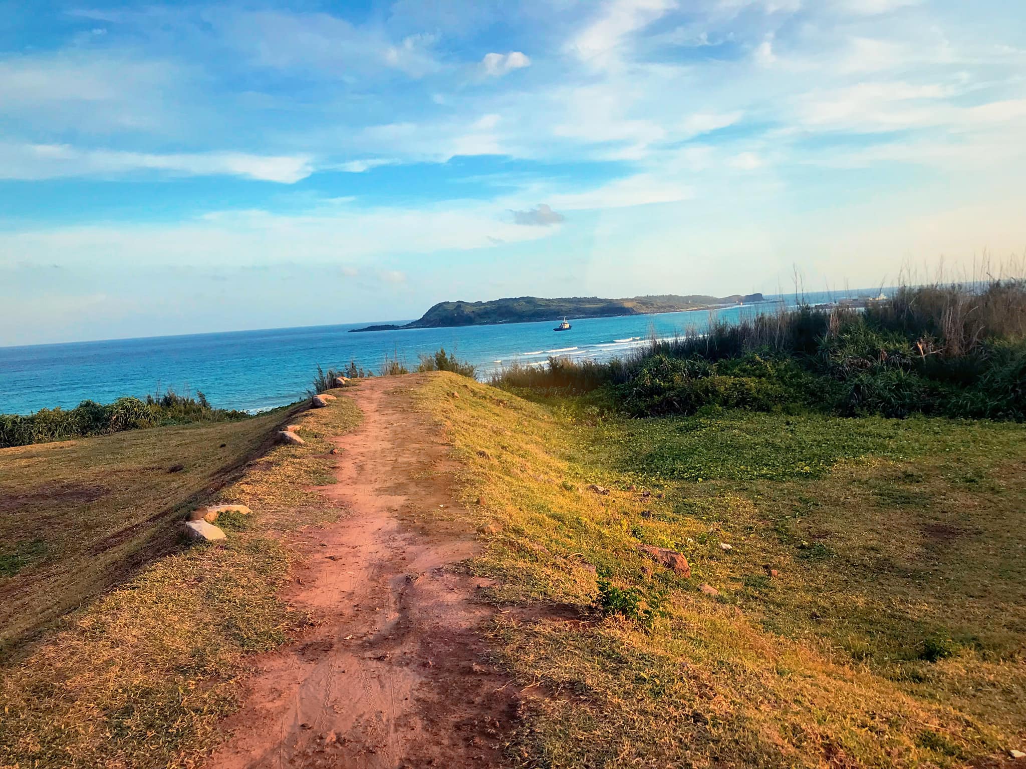 Trên đồi Ông Đụn nhìn ra Hòn Tranh ở Phú Quý