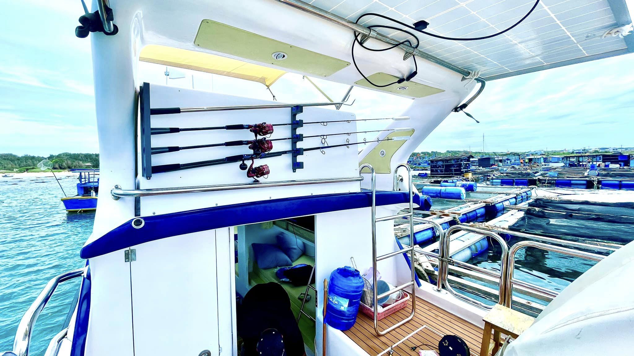 Cần câu trên cano sẵn sàng để phục vụ khách hàng