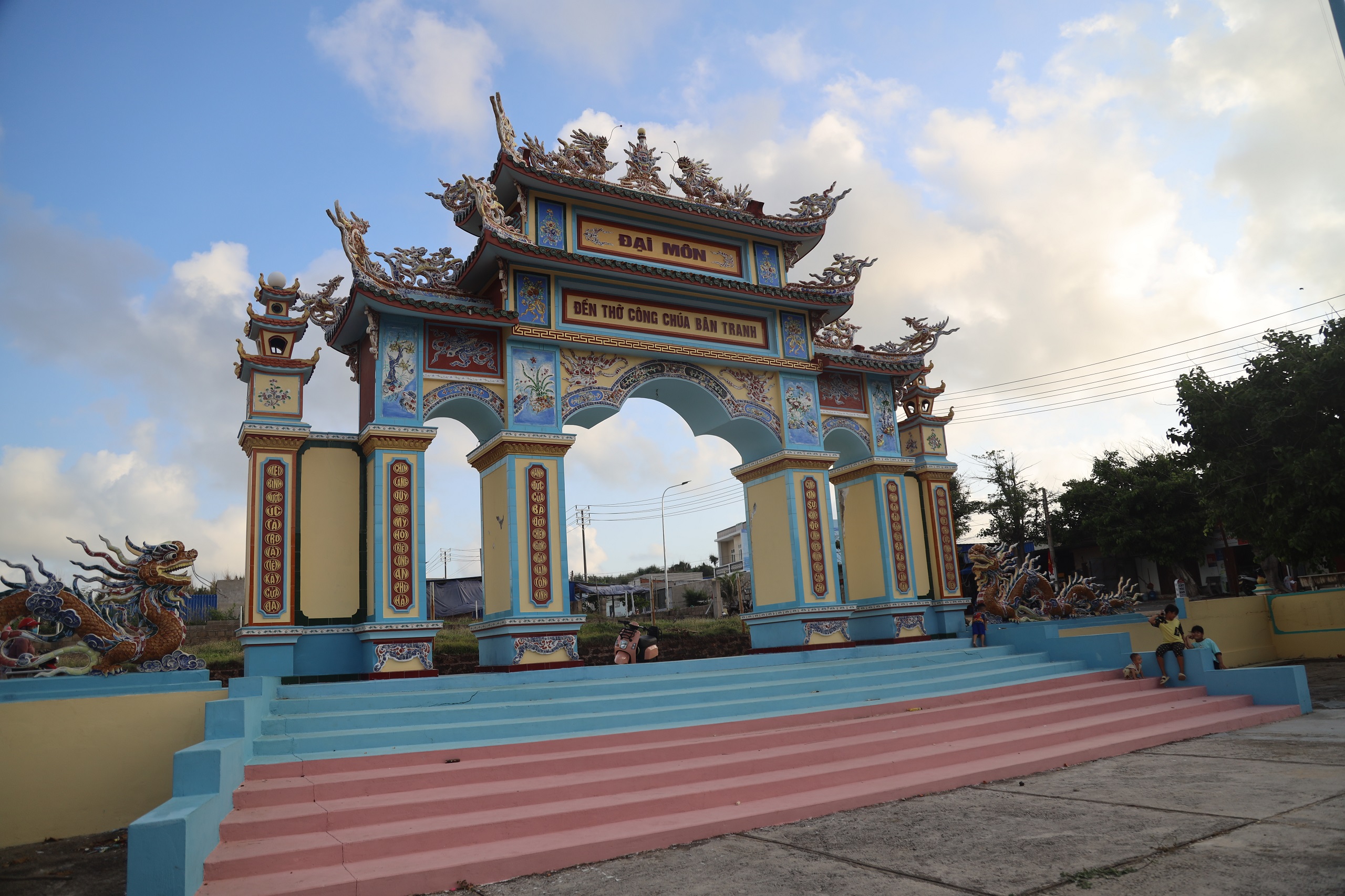 Đại môn Đền thờ Công chúa Bàn Tranh