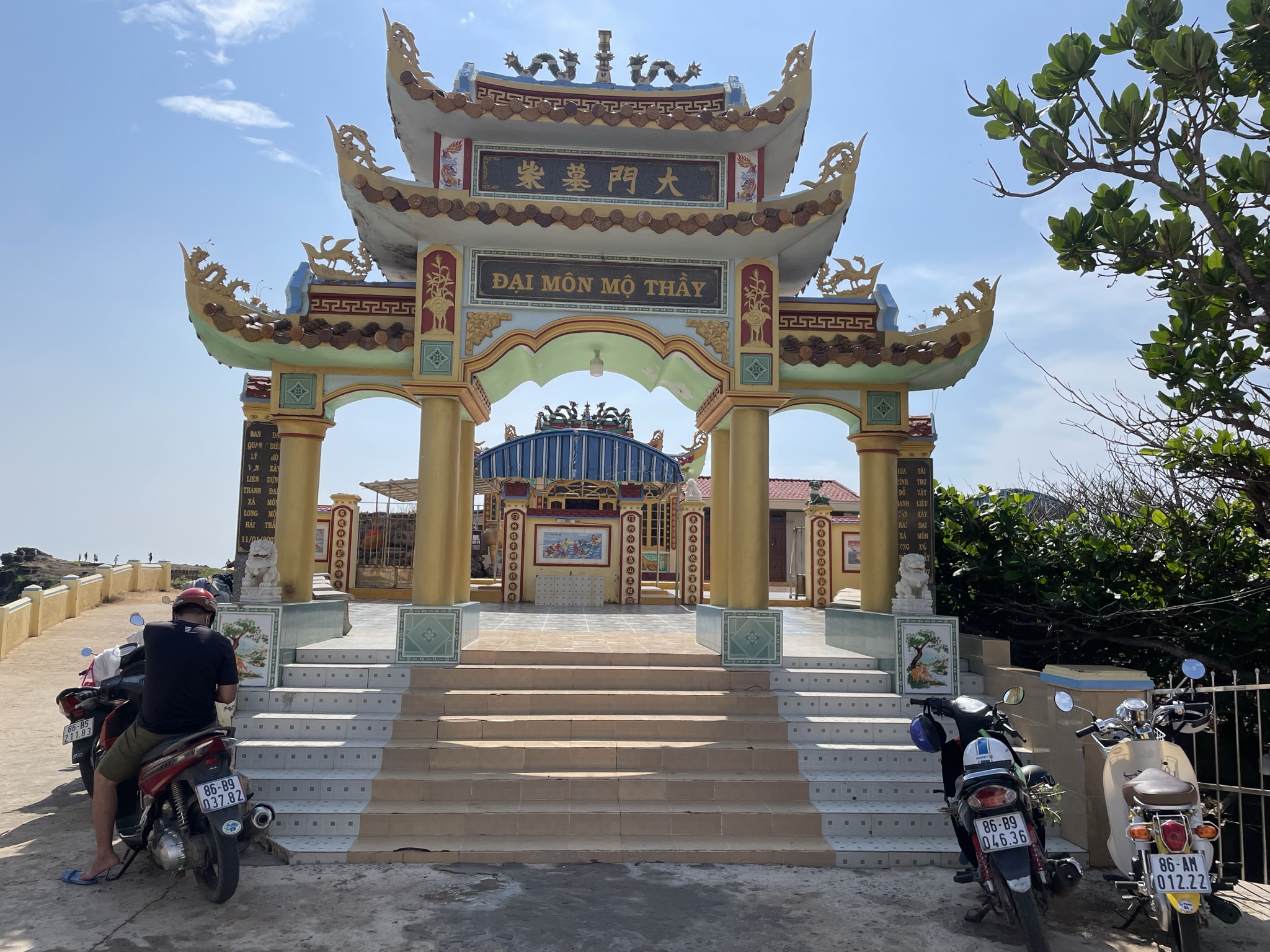 Đại môn mộ thầy Sài Nại