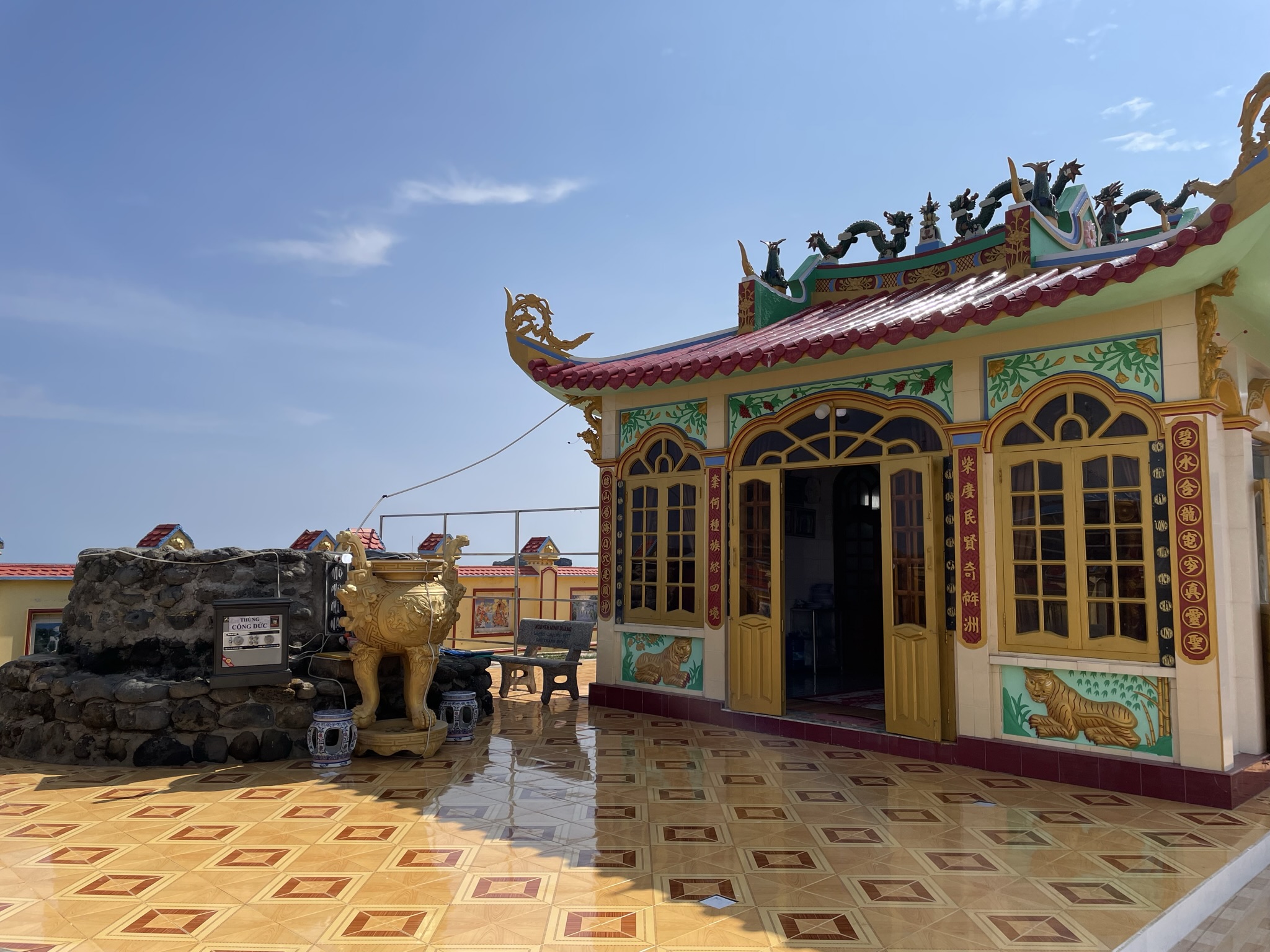 Mộ thầy và Am thờ