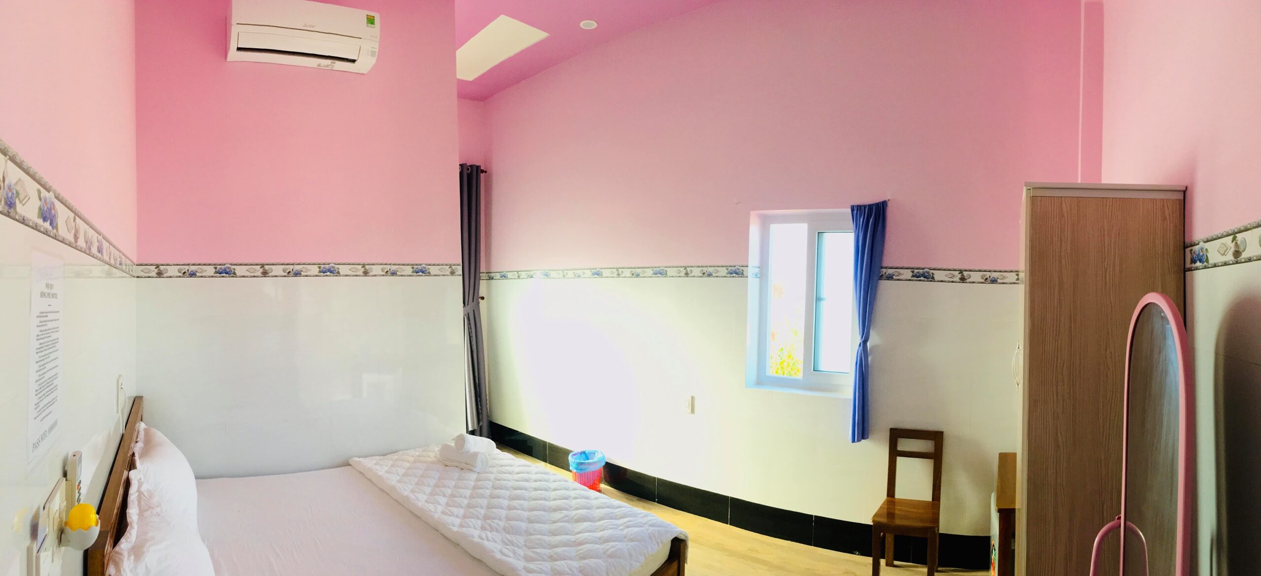 Phòng đơn với không gian rộng rãi, thoáng mát