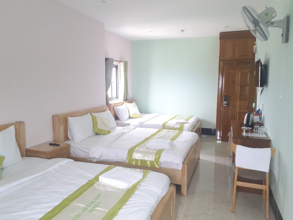 Phòng tập thể 3 giường Phú Quý Island Hotel