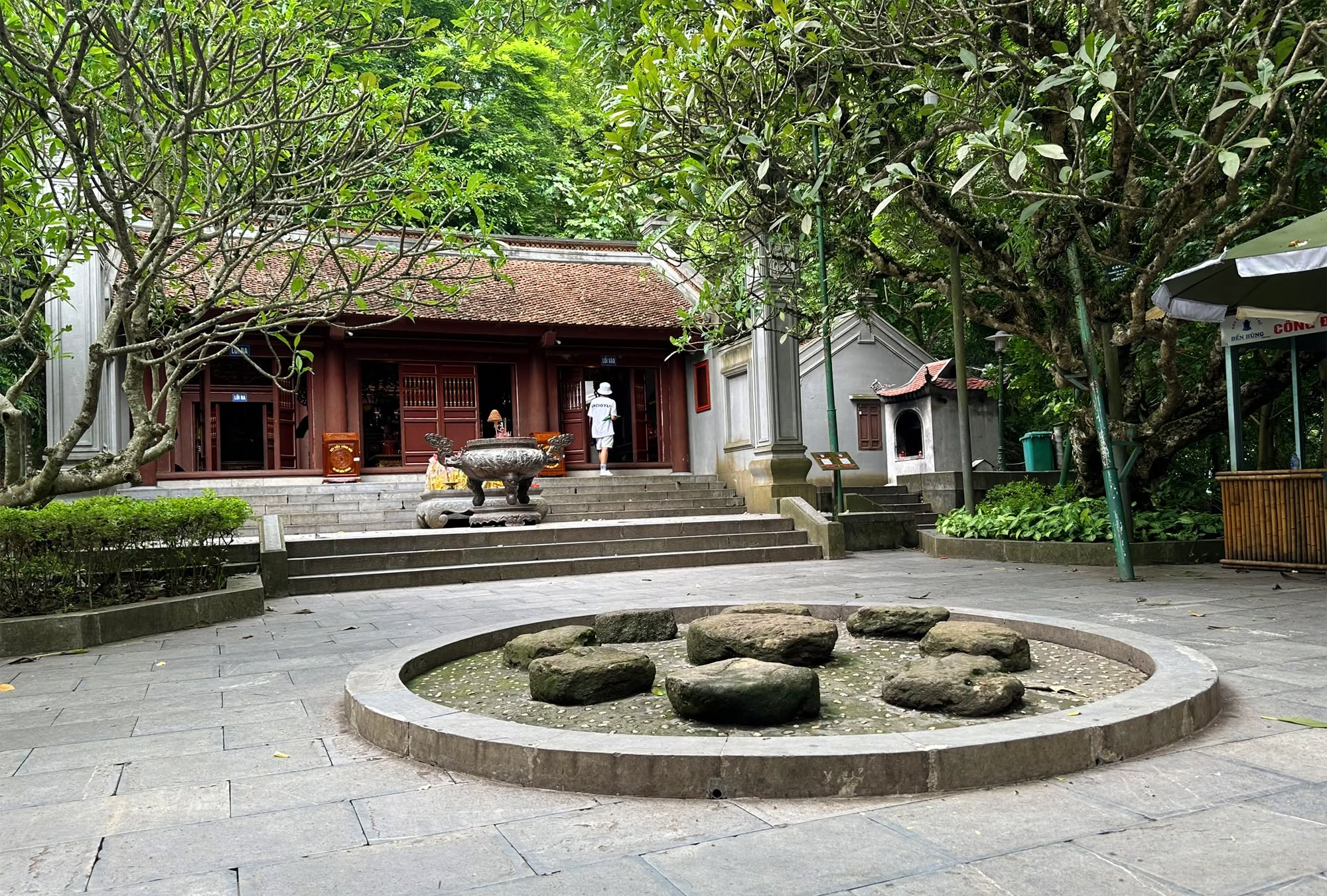 Từ đền Hạ bước hơn 150 bậc đá, du khách lên tới đền Trung còn có tên gọi là Hùng Vương tổ miếu. Ở sân đền có một bộ bàn đá 8 chỗ ngồi. Những viên đá dẹt mộc mạc, ngả màu theo thời gian. Tương truyền đây là nơi các vua Hùng cùng với các lạc hầu, lạc tướng bàn việc nước.