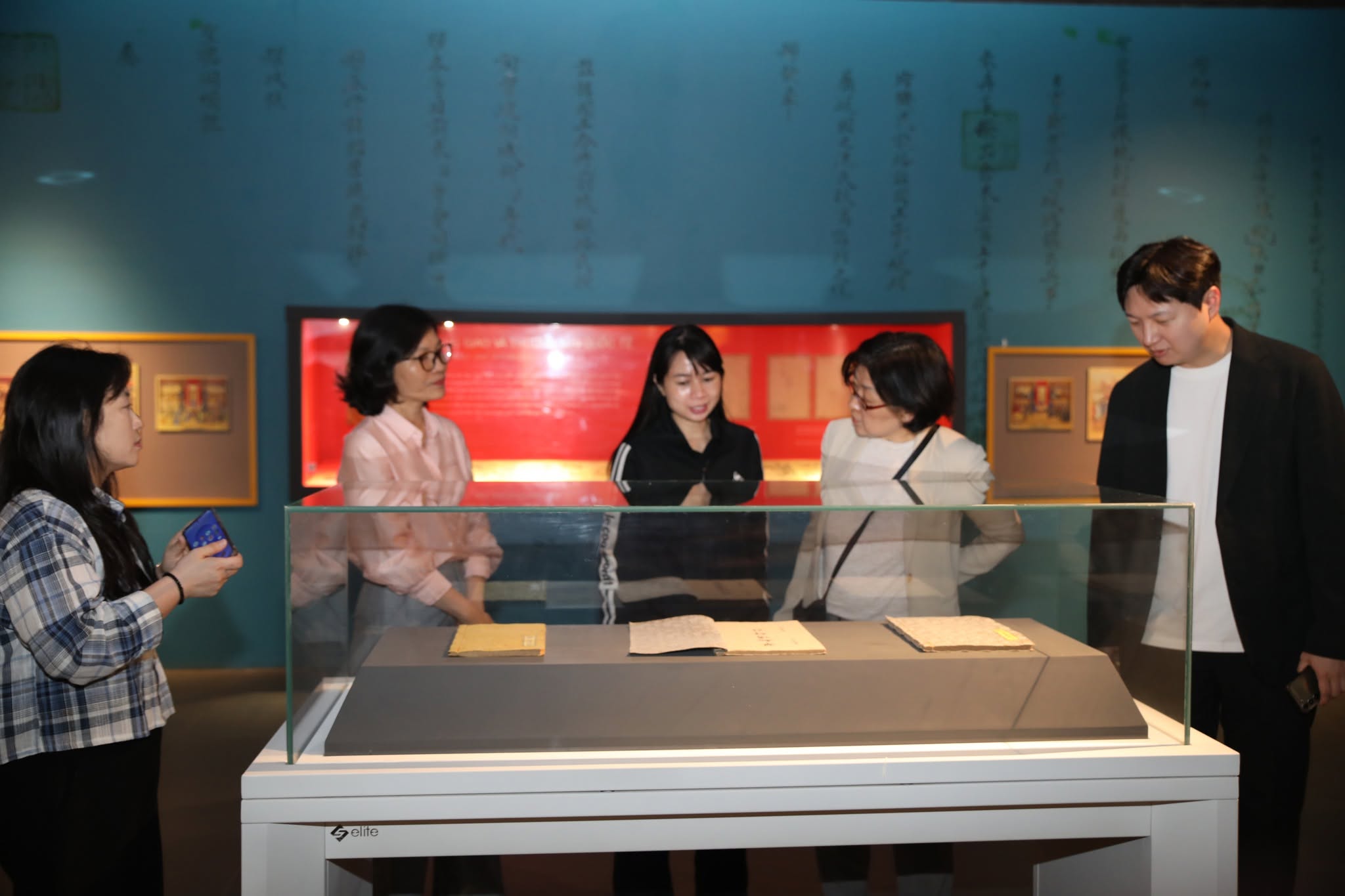 Đoàn tham quan khu Trưng bày “Châu bản triều Nguyễn - Di sản tư liệu thế giới của UNESCO” tại Trung tâm Lưu trữ quốc gia I - Cục Văn thư và Lưu trữ nhà nước