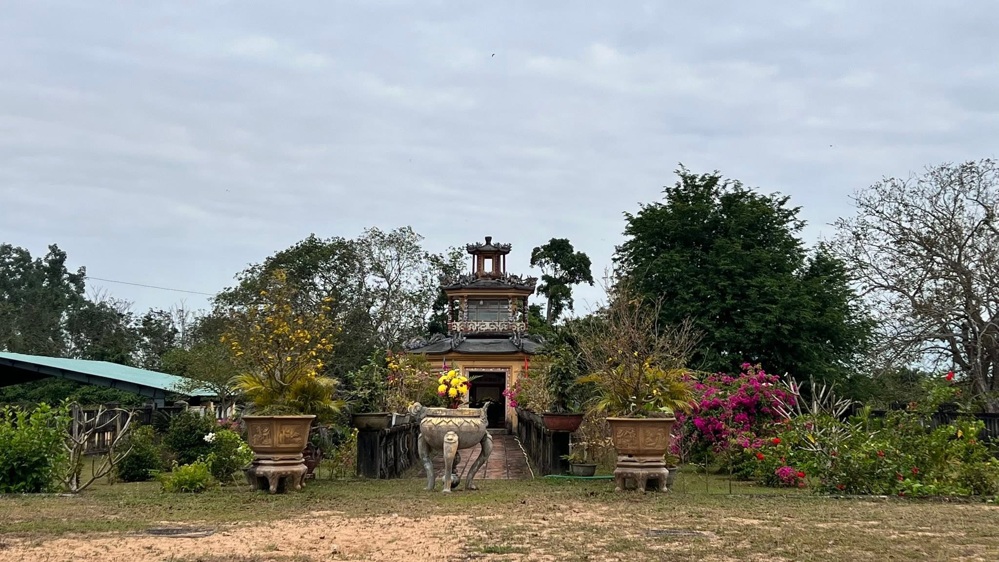 Lầu Bát Giác - nơi thờ tự trung thần Võ Tánh