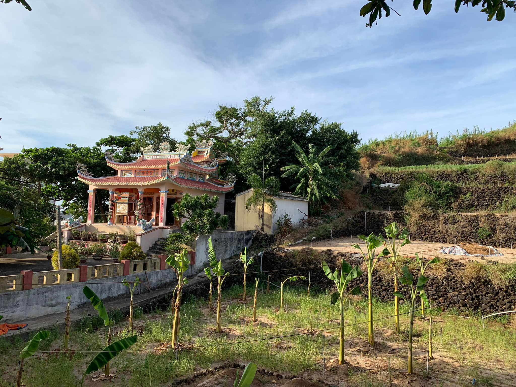 Miếu thờ Lôi Công nhìn từ miếu bà Thiên Y A Na